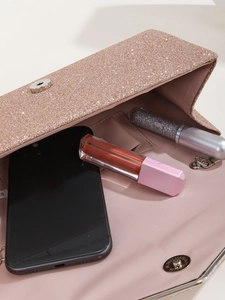 Vista interna della borsa da sera glitter rosa con scomparto e chiusura in metallo