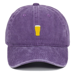 Détail de la casquette en coton délavé violet avec broderie de chope de bière