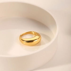 Französischer Vintage-Ring mit 18k Goldbeschichtung auf weißem Keramiktablett
