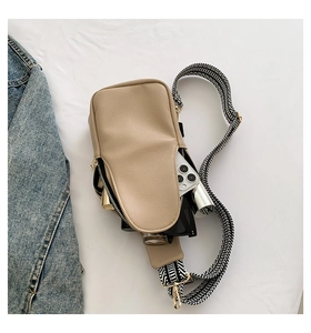 Dettaglio interno della borsa a tracolla beige in PU con tracolla a righe e dettagli oro