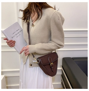 Bolso de ante sintético marrón con costuras blancas y hebilla de cinturón en modelo