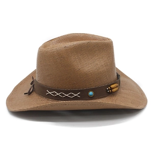 Dettaglio cappello di paglia cowboy marrone con perline turchesi e cinturino in pelle