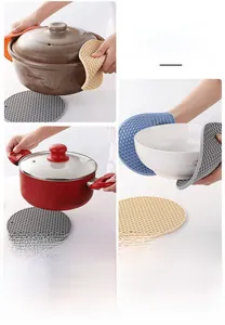 Multi-use round silicone honeycomb mats showing heat insulation and non-slip features