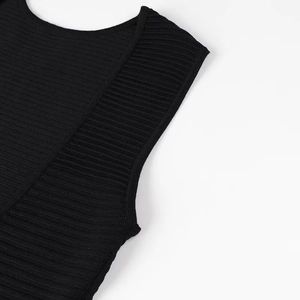 Gros plan détaillé montrant la texture côtelée premium du tissu de cette robe en maille