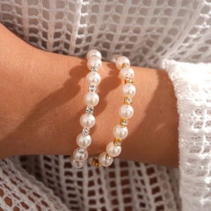 Détail de bracelets en perles élégants avec perles d'espacement serties de cristaux