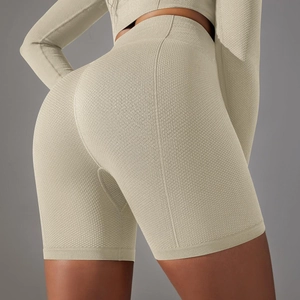 Dettaglio macro della texture a nido d'ape senza cuciture e vita alta degli shorts yoga
