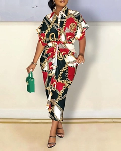 Détail du nœud à la taille sur une robe chemisier à col en V avec motif de chaînes