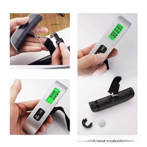 Step-by-step guide showing battery installation and 50kg digital luggage scale operation