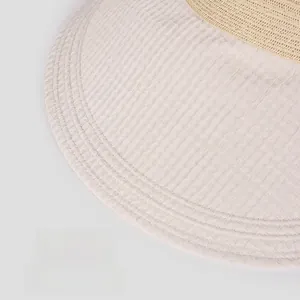 Vista dettagliata della tesa in cotone spesso di questo cappello da sole estivo