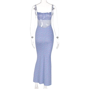 Détail d'une robe d'été à fleurs dos nu et coupe ajustée sur mannequin avec motif bleu