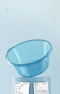 Détail d'une bassine bébé bleu clair transparente avec base antidérapante et bords lisses