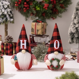 Coppia di peluche gnomo di Natale con cappelli a quadri rossi neri e decorazioni festive.
