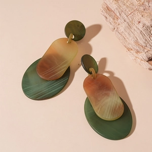 Boucles d'oreilles rétro en acrylique avec pendentifs ovales dégradés sur fond rose