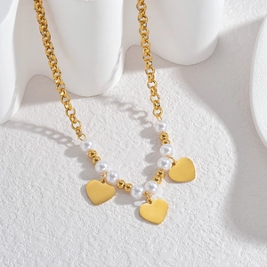 Collier élégant à grosse chaîne dorée avec perles blanches et trois breloques cœur