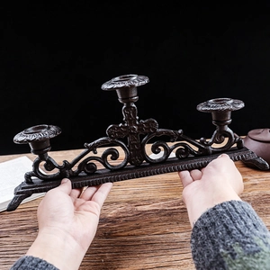 Vintage 3-armiger Kerzenständer aus Gusseisen mit rustikalen Schnörkeln und Metallfinish