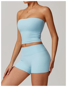 Détail de l'ensemble brassière de sport bandeau bleu clair et short de fitness gainant