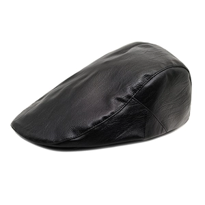 Dettaglio del berretto in pelle PU nera con cuciture precise e trama della pelle premium