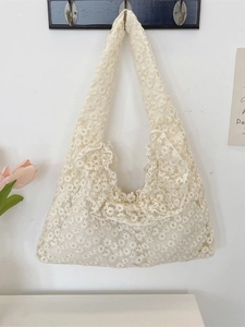 Summer lace daisy canvas shoulder bag in cream white with delicate floral embroidery