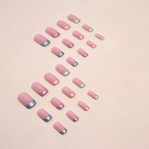 Faux ongles French Aurora colorés de forme carrée-ovale sur fond beige neutre