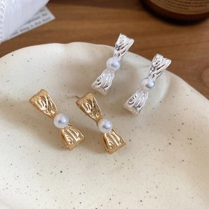 Eleganti orecchini a perno a fiocco metallico oro e argento con perla centrale