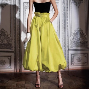 Détail du pantalon bouffant en satin jaune à taille haute avec ceinture assortie pour femme