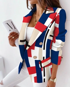 Dettaglio di un blazer doppiopetto con stampa geometrica colorata rossa e blu