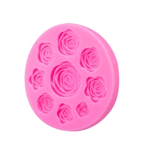 Vue détaillée du moule en silicone rose avec plusieurs tailles de cavités de roses