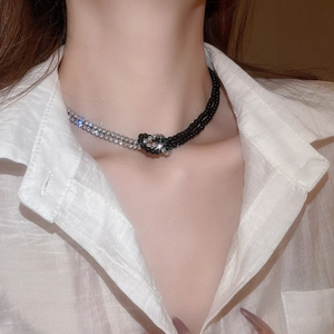Dettaglio della collana Y2K con strass argentati e perline nere nel design a nodo unico