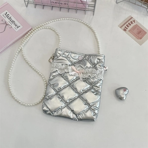 Dettaglio della mini borsa trapuntata argento con fiocco rosa e tracolla di perle