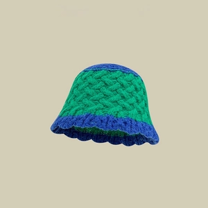 Detailaufnahme des handgestrickten Fischerhuts mit blau-grüner Häkel-Blumenstruktur