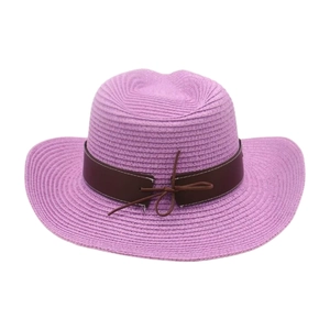 Detalle de sombrero vaquero trenzado violeta con banda de cuero marrón y costuras finas
