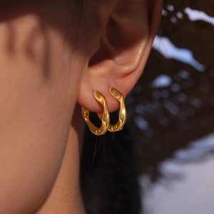 Élégantes boucles d'oreilles créoles torsadées en acier inoxydable plaqué or 18 carats