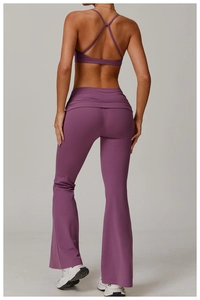 Détail de la brassière croisée et du pantalon évasé taille haute en tissu stretch violet