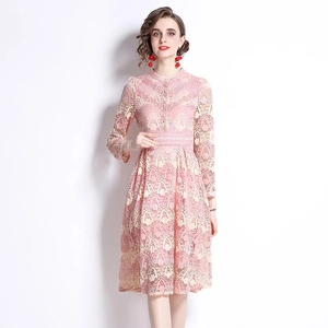 Robe trapèze élégante en dentelle rose avec manches longues et col montant pour femme