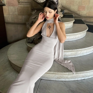 Détail d'une robe en maille beige avec dos nu licou et silhouette ajustée élégante