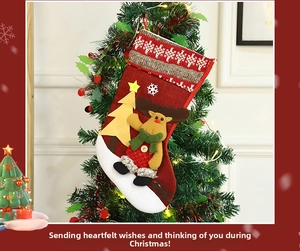 Dettaglio calza di Natale rustica con applique di alce appesa all'albero di Natale