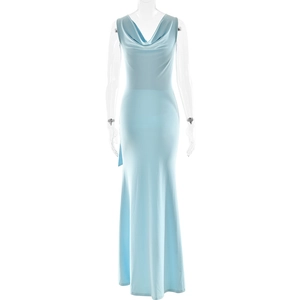 Détail de la robe en satin bleu clair sans manches avec col bénitier et fente élégante