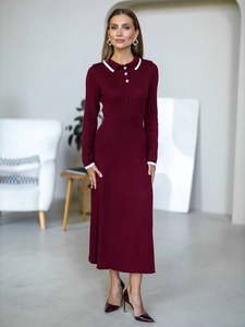 Französisches burgunderrotes Strickkleid mit weißem Polokragen und langen Ärmeln