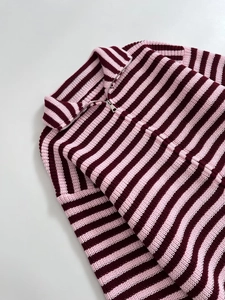 Maglia a righe rosa e bordeaux con cerniera metallica e colletto a polo distesa