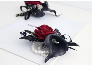 Détail de rose en velours rouge foncé et calla noir avec bracelet de perles gothique