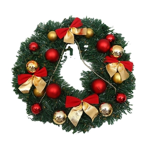 Couronne de Noël artificielle avec nœuds rouges, cloches dorées et boules festives