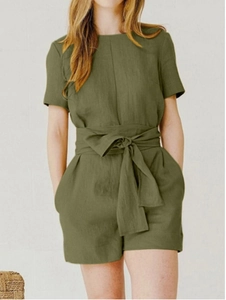 Vue de face de la combinaison en coton et lin vert olive avec ceinture à nouer et poches