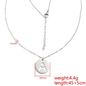 Collier avec pendentif lettre A évidé en acier inoxydable avec dimensions détaillées