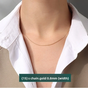 Detail of 0.8mm ultra-thin 18K gold-plated S-chain necklace on a female model