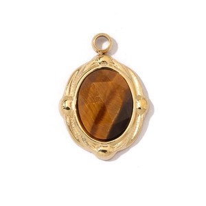Détail d'un pendentif ovale rétro avec pierre œil de tigre et monture dorée polie