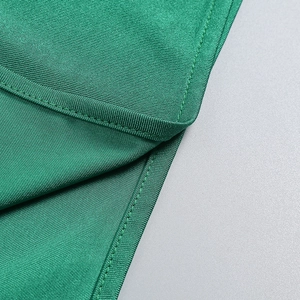 Primo piano del tessuto a maglia verde brillante con cuciture fini e lavorazione