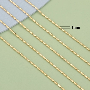 Detailaufnahme der 1mm 18K vergoldeten Gliederkette mit strukturierten Perlen für DIY-Schmuck