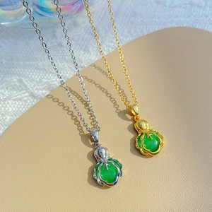 Colliers avec pendentif chou en or et argent, pierre d'opale verte sur cuir blanc