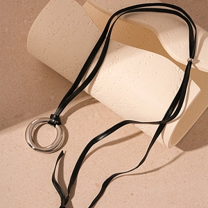 Collana lunga minimalista in pelle nera con ciondolo a cerchio in metallo argento lucido