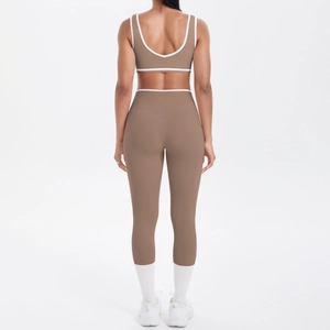 Rückansicht von Taupe Yoga-Set mit weißen Paspeln an Sport-BH und enger Leggings